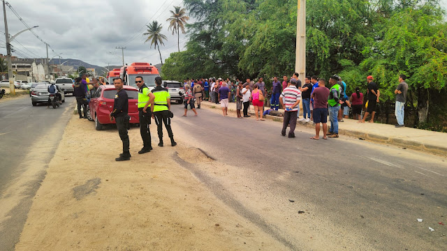 Ao menos 04 feridos durante perseguição, tiros e colisão entre carro e moto em Jacobina